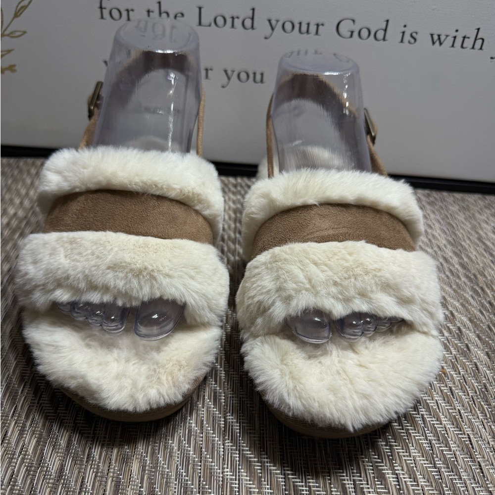 Koolaburra Tan and Cream Fur Slippers Women SZ 7 Box4